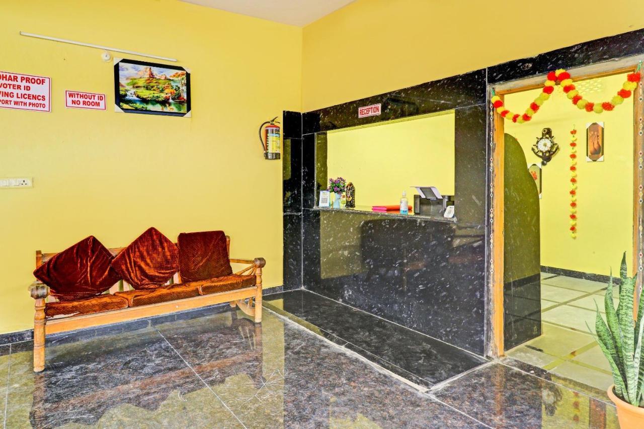 Oyo 81589 Aruna Dwraka Homes Hyderabad Exterior foto